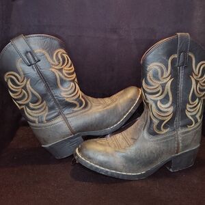 Kids boots size 2.5